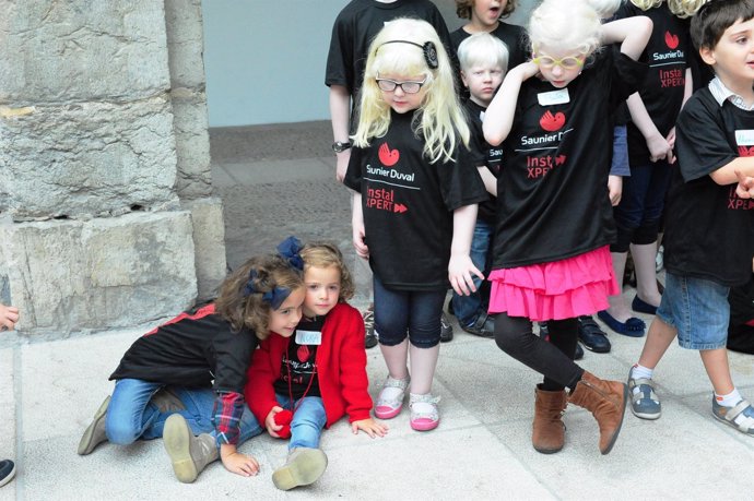 Niños albinos en el Parlamento