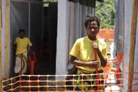 Las familias de Sierra Leona comienzan a cuidar enfermos en sus casas en una señal de derrota ante la enfermedad