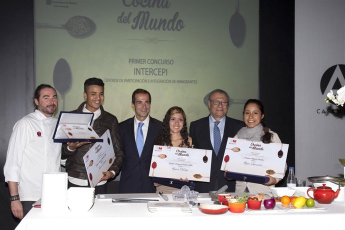 Los consejeros Fermosel y Victoria, con los premiados