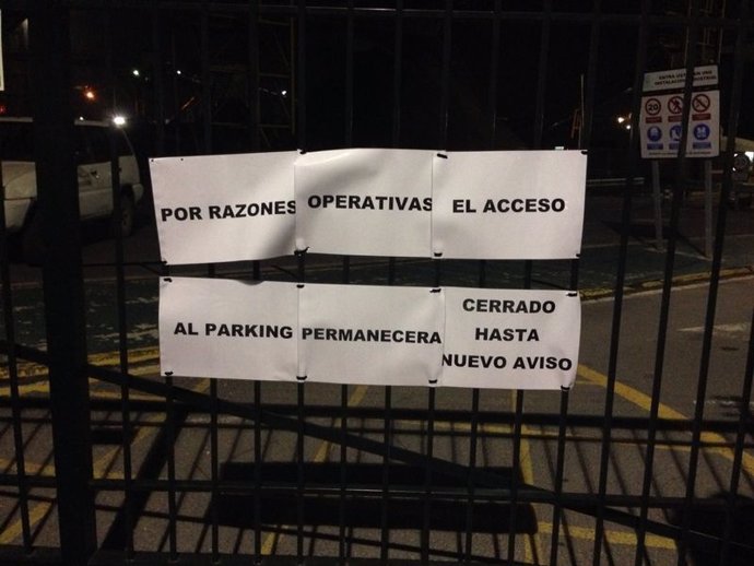 Carteles del cierre de la entrada de vehículos en la planta de Ence en Huelva