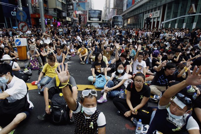 Activistas copan el distrito central de Mongkok