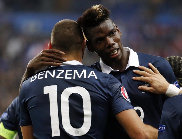 Paul Pogba felicita a Karim Benzema con la selección francesa