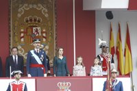Los Reyes Felipe y Letizia presiden su primer desfile del 12 de octubre acompañados de sus hijas