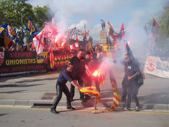 Manifestación en Barcelona por el 12O de grupos de extrema derecha.