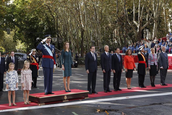 González, Cifuentes y Botella acompañan a los Reyes durante el himno nacional