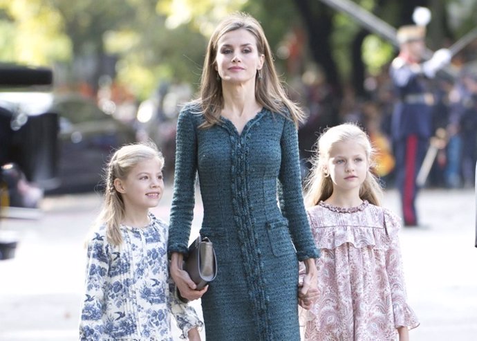 La reina Letizia, fiel a Felipe Varela en su debut como reina en el Desfile