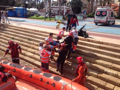 Efectivos de Cruz Roja Águilas rescatan a un pescador accidentado desde  anoche en Cabo Cope