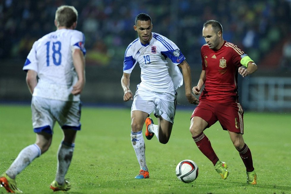Iniesta en el partido ante Luxemburgo