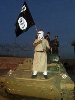 Miliciano con una bandera del Estado Islámico