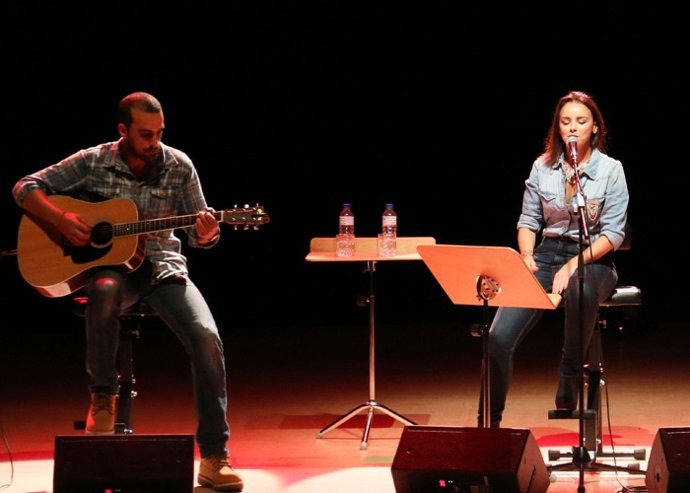 Chenoa, muy cómplice en el escenario con su novio, Javier Arpa