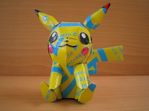 Pikachu con latas de cerveza