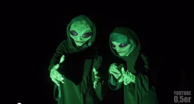 Dos youtubers aterrorizan a su amigo simulando que son extraterrestres
