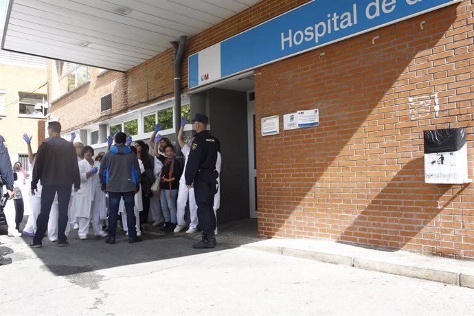 Trabajadores del hospital Carlos III a las puertas del centro