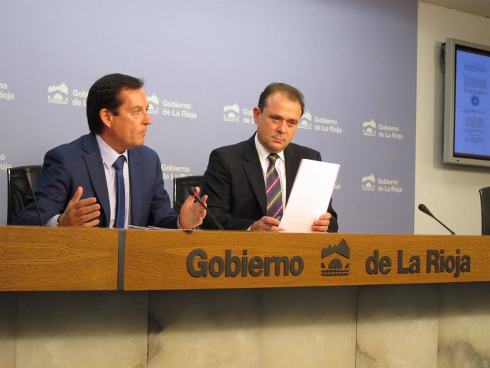 El consejero de Industria, Javier Erro, e Ignacio Blanco, del Club Marketing 