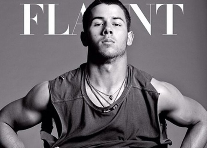 Nick Jonas luce abdominales en la portada de la revista Flaunt