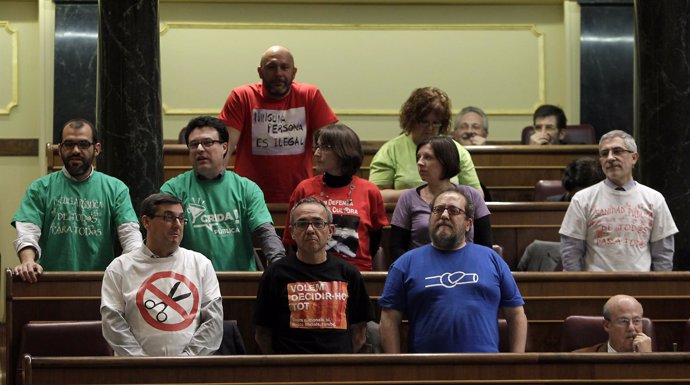 Los miembros de Izquierda Plural, con camisetas reivindicativas, en el hemiciclo