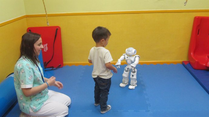 Manises inicia un estudio piloto sobre terapias con robots humanoides