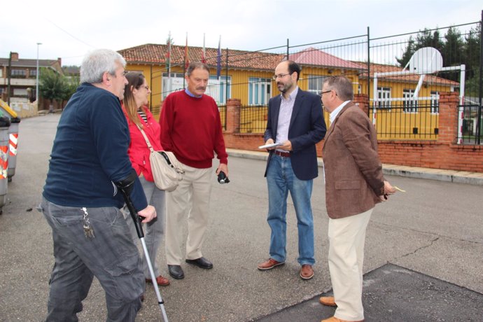 El concejal de Medio Ambiente con la AAVV San Pedro de Torres