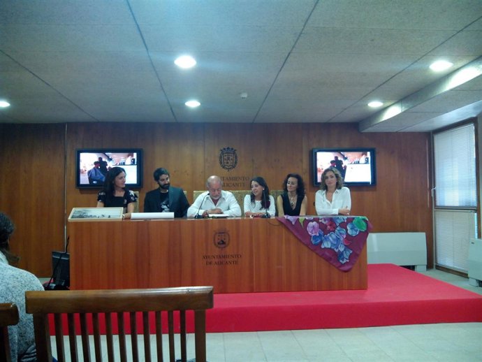 Miquel Valor, en el centro, junto a Víctor Lario en la presentación del Mercado