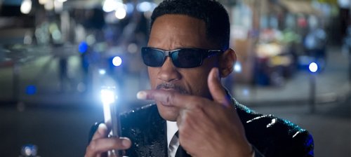 Will Smith utiliza el neuralizador en Men in black