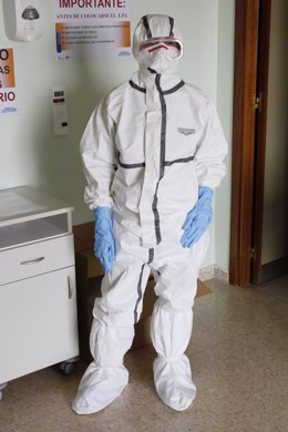 Un facultativo con uno de los trajes para atender a pacientes con ébola