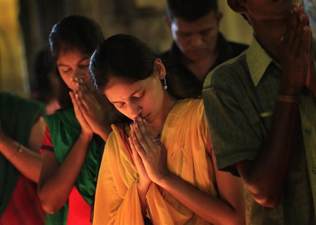 Una devota tamil en actitud de rezo.