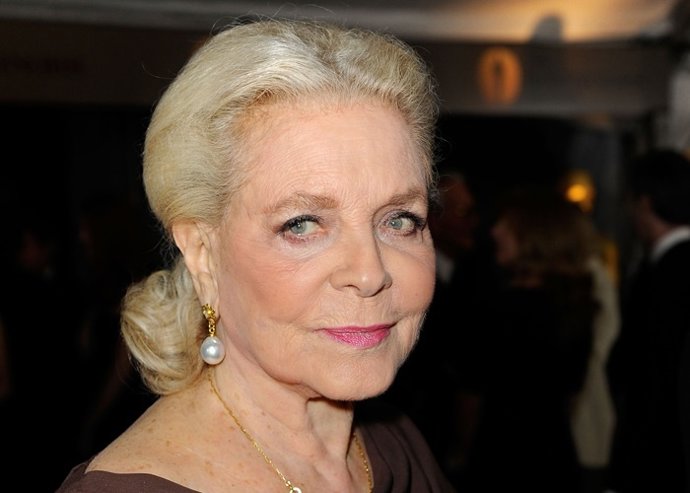LOS ANGELES, CA - NOVEMBER 14:  Actress Lauren Bacall arrives at the Academy of 