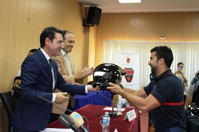 Entrega de cascos a nuevos bomberos conductores del Consorcio