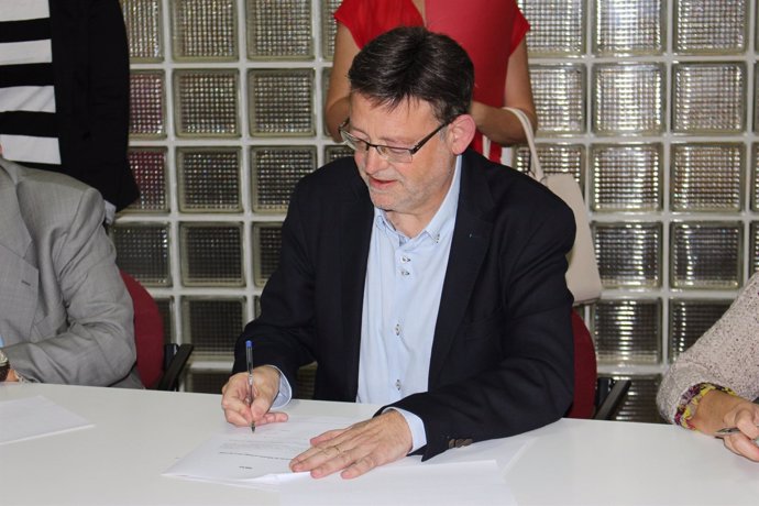 Puig firma el Código Ético del PSOE