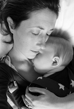 Madre durmiendo con su hijo