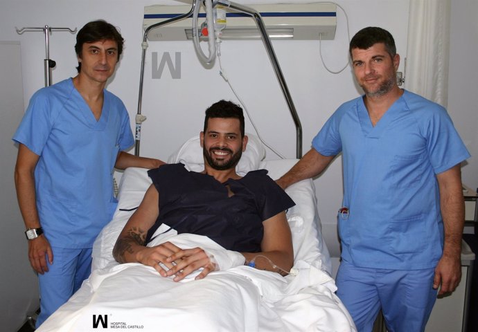Doctor Martínez junto al pívot de la NBA Vítor Faverani