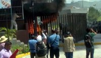 Estudiantes ocupan el Palacio de Gobierno de Guerrero hasta que regresen con vida sus 43 compañeros