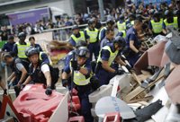La Policía de Hong Kong retira barricadas en el centro de la ciudad por segundo día consecutivo