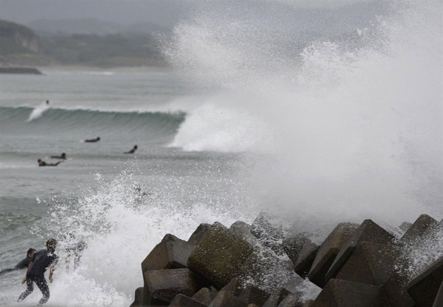 Surferos en Hioki, en la prefectura de Kagoshima, antes de la llegada del tifón.