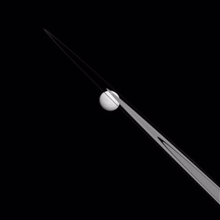 Imagen de Tethys con los anillos de Saturno