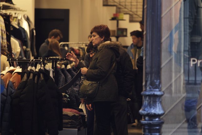 Gente de compras en Madrid -bolsas - zapatería - ropa - complementos