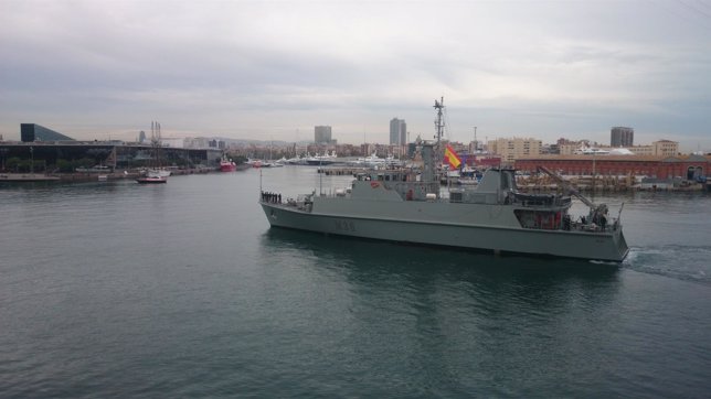 Buque antiminas 'Tajo' de la Armada Española arribando al muelle de barcelona