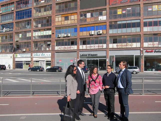 Ediles del PP frente al local previsto para macrodiscoteca 