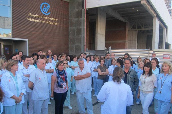 Concentración en apoyo a Teresa Romero en Valdecilla