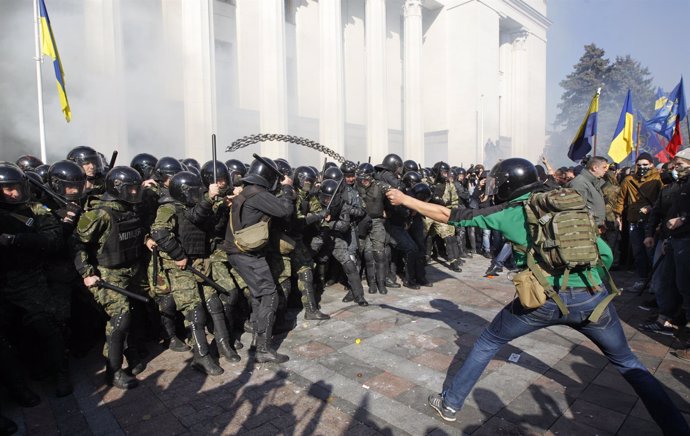 Manifestantes se enfrentan con las fuerzas de seguridad frente al Parlamento