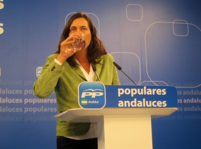 Dolores López Gabarro bebe agua en una rueda de prensa