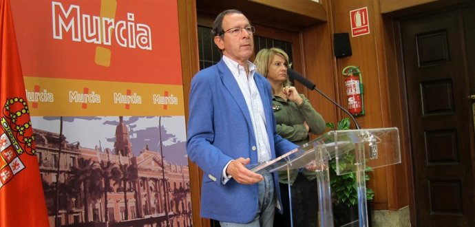 El alcalde de Murcia junto a la concejal de Economía y Hacienda