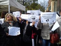 Casi 50 personas se concentran en el Carlos III para apoyar a Romero y reclamar que no se desmantele el centro