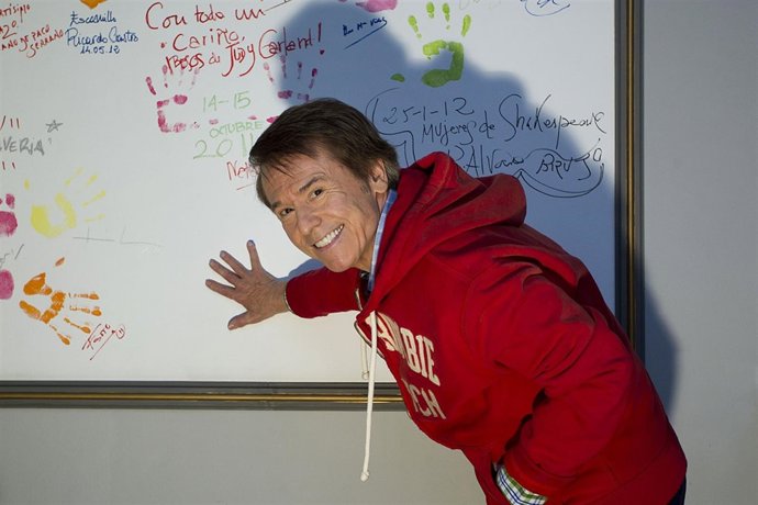 Málaga 29/11/2012 El cantante Raphael estampa la huella de su mano en la galería