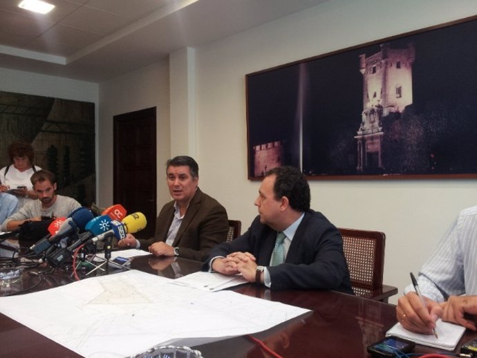 El presidente de Aguas de Cádiz (izq.) y el gerente (dcha.) en rueda de prensa. 