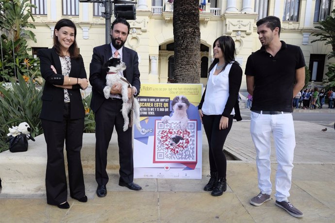 El concejal de Medio Ambiente, Raúl Jiménez, campaña contra abandono de perros