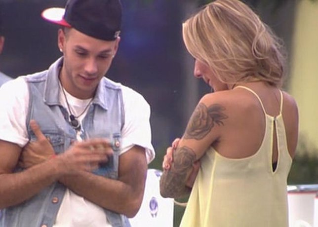 Omar le dice a Paula que le mira mucho Gran hermano 15