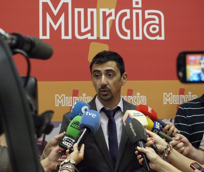 El portavoz de UPyD Murcia, Rubén Juan Serna, atiende a los medios