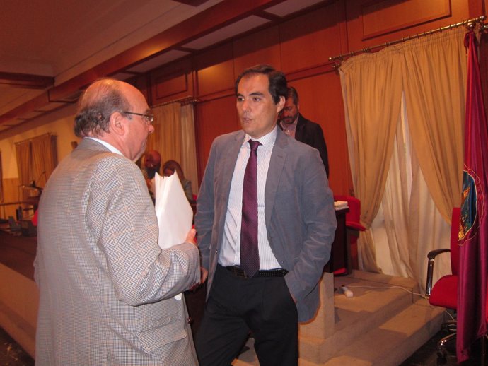 José Antonio Nieto habla con Luis Martín antes de Pleno