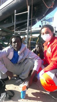 Dos migrantes, hospitalizados en Ceuta tras dos días a la deriva junto a otros cinco subsaharianos en Gibraltar